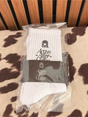 Men’s White Ribbed Socks logo
